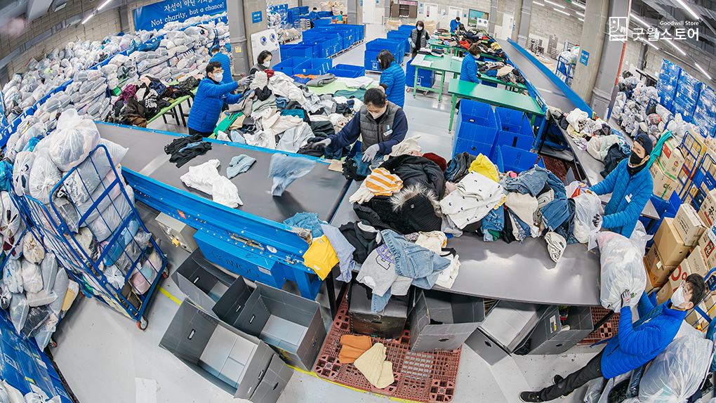 굿윌스토어도 패럴림픽처럼 장애직원이 '가능'하도록 만듭니다.